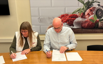 /media/hypjoeog/dsm-industri-anette-s-larsen-og-leif-wilson-skriver-under-paa-ok25.jpeg?rxy=0.49554110096794074,0.05431619041821717&width=340&height=210&v=1daf71021716d30