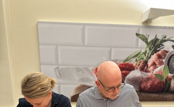 /media/md3puotf/dsm-mette-bisgaard-og-leif-wilson-skriver-under-2.jpg?rxy=0.49554110096794074,0.05431619041821717&width=340&height=210&v=1daf71021716d30